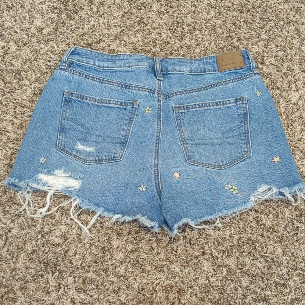 American Eagle bue floral embroidered high rise denim cut off mom shorts - Picture 7 of 11